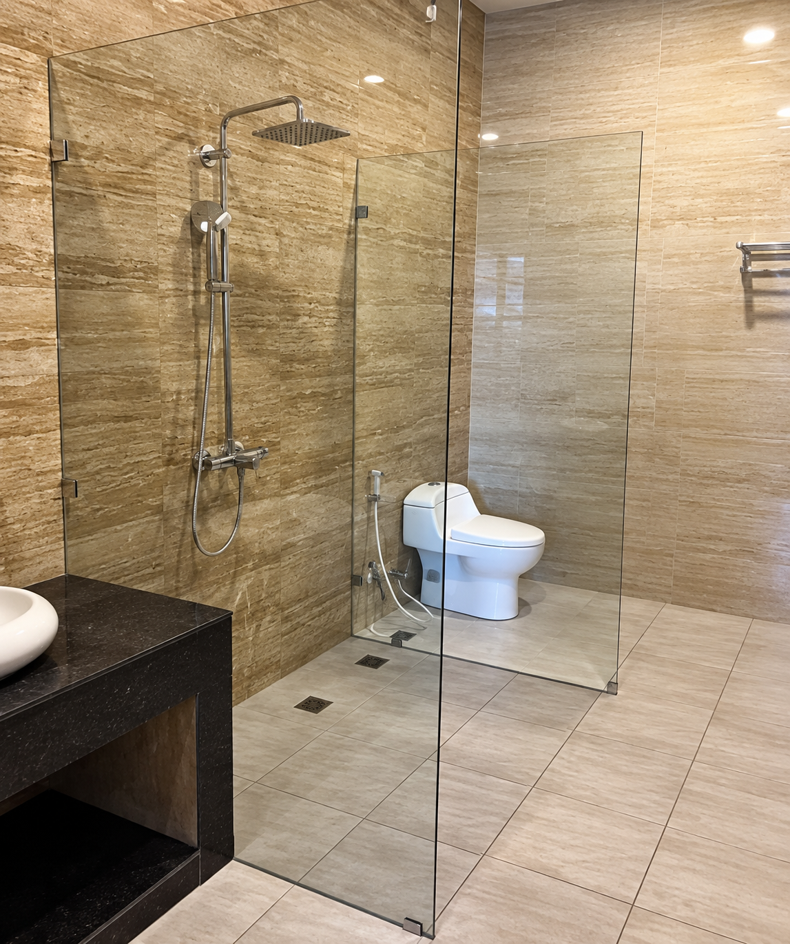 Penyekat kaca bening dengan pintu pada area shower kamar mandi